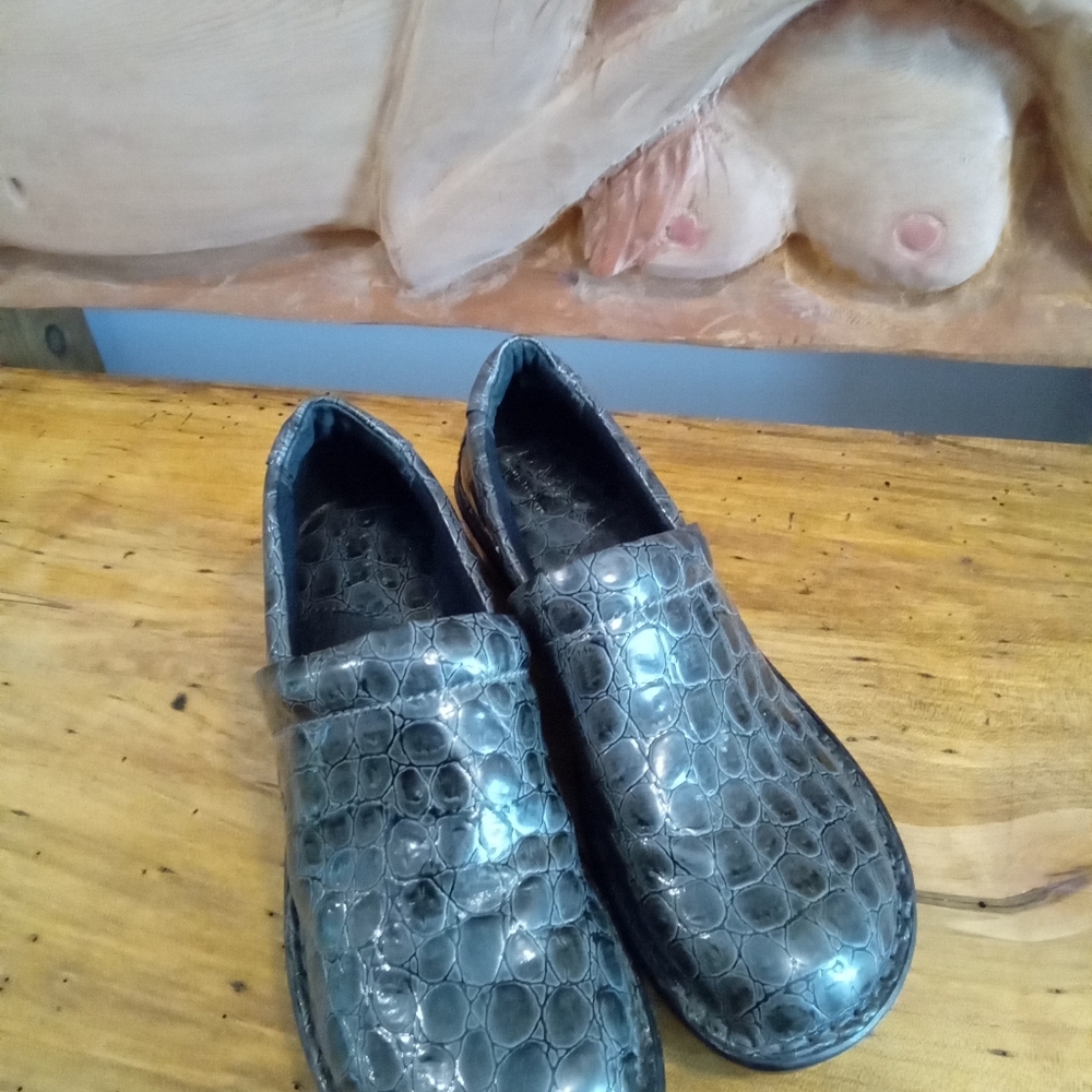 B.O.C Peggy Dark Gray Faux Leather Crocodile Pattern Clogs Size 8.5